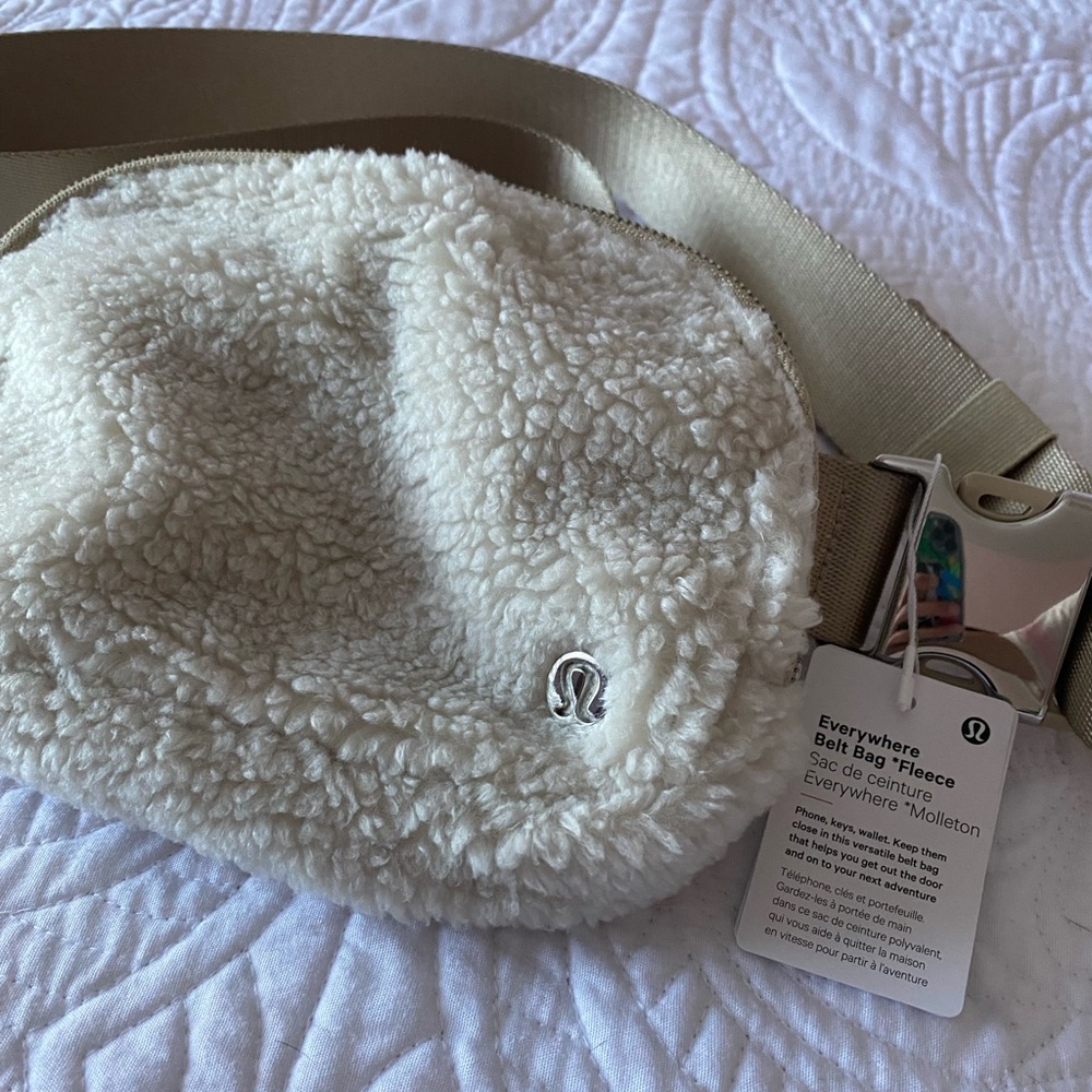 White LuluLemon Everywhere Belt Bag *Fleece - Picture 3 of 7